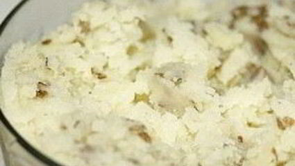 запеченный картофель с луком, сыром и сметаной