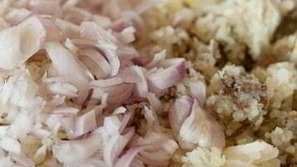 запеченный картофель с луком, сыром и сметаной