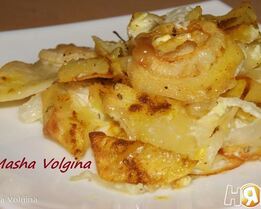 Запеченный картофель с луком в сметане