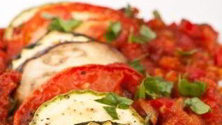 Запеченные цукини с томатами, чесноком и тимьяном