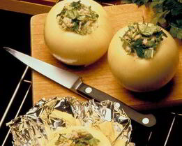 Запеченый лук, фаршированный фетой, петрушкой и тимьяном