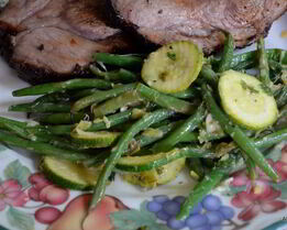 Зеленая фасоль и цукини с соусом Verte