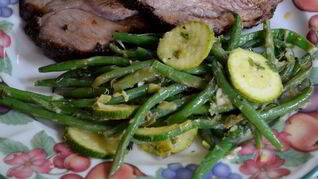 Зеленая фасоль и цукини с соусом Verte