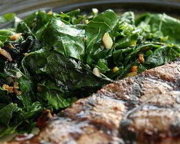 Рецепт жареная листовая капуста с луком и кунжутным маслом