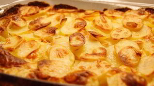 Золотистый запеченый картофель с чесноком и розмарином