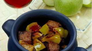 Ароматная печень с яблоками в горшочке