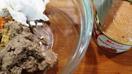 гедза с паштетом из тунца и куриной печенью