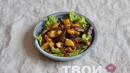 говяжья печень с яблоками и луком