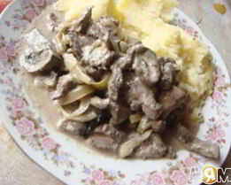 Говяжья печень, тушеная с овощами