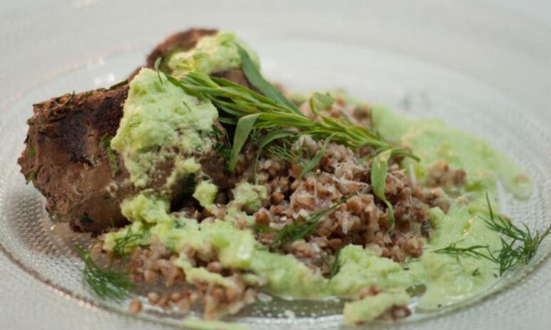 Рецепт говяжья печенка с гречотто и соусом из огурца