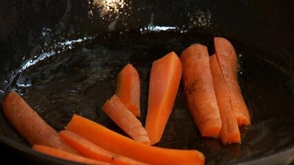 говяжья печенка с морковью в яблочном соусе