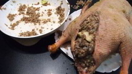 гусь с гречкой, грибами и печенью в рукаве