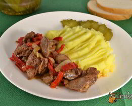 Куриная печень с болгарским сладким перцем на сковороде