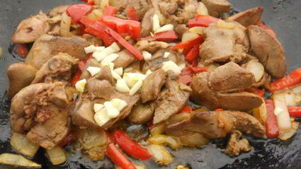 куриная печень с болгарским сладким перцем на сковороде
