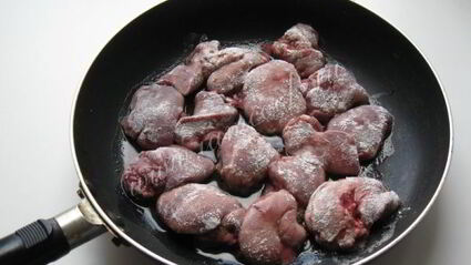 куриная печень с грибами в сметане