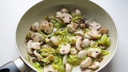 куриная печень с грибами в сметане