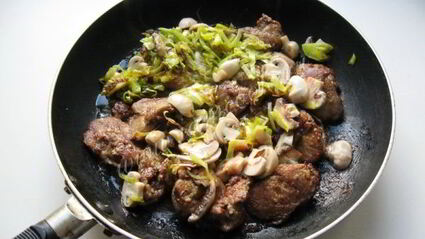 куриная печень с грибами в сметане