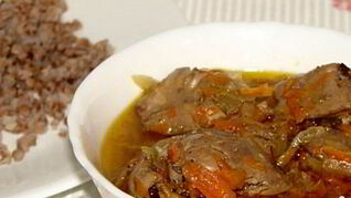 Куриная печень с луком и морковью