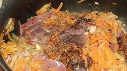 куриная печень с луком и морковью