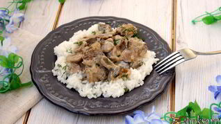 Куриная печень с маслятами в сметане