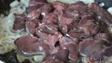 куриная печень с маслятами в сметане