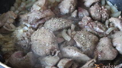 куриная печень с маслятами в сметане