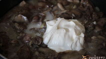 куриная печень с маслятами в сметане