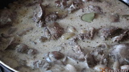 куриная печень с маслятами в сметане