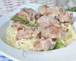 Куриная печень тушеная в сметане