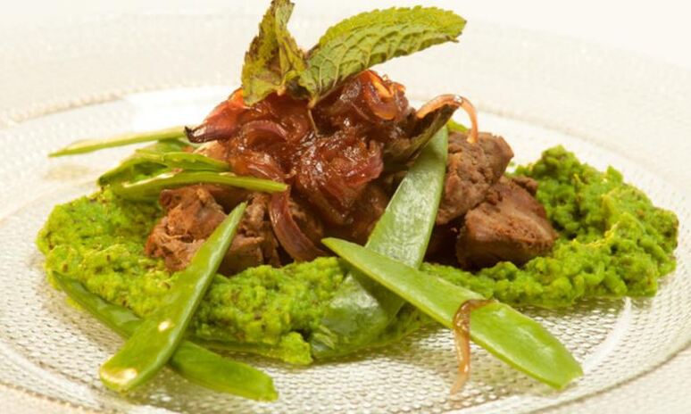 Рецепт куриная печенка с медовым луком и пюре из зеленого горошка