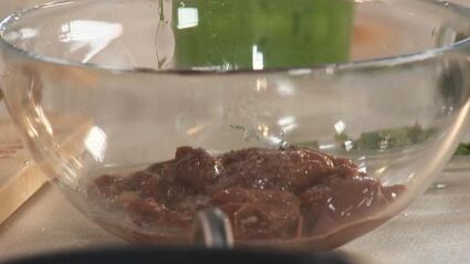 куриная печенка с медовым луком и пюре из зеленого горошка