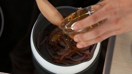 куриная печенка с медовым луком и пюре из зеленого горошка