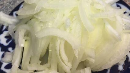 куриные сердечки и печень, тушеные в сметане