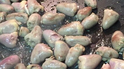 куриные сердечки и печень, тушеные в сметане