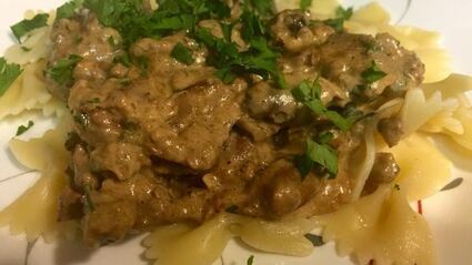 куриные сердечки и печень, тушеные в сметане