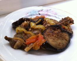 Куриные желудочки и печень, тушеные с баклажанами