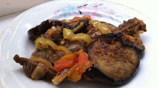 Куриные желудочки и печень, тушеные с баклажанами