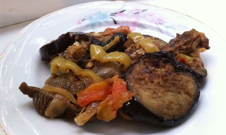 Рецепт куриные желудочки и печень, тушеные с баклажанами