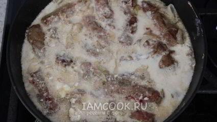 печень говяжья, тушеная в сметане