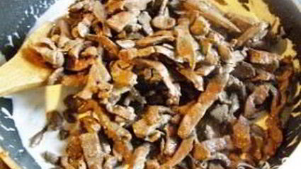 печень по-строгановски с грибами