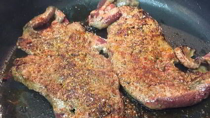 печень с грибами под сливочным соусом