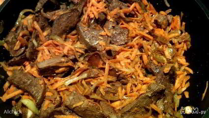 печень с морковью и солеными огурцами
