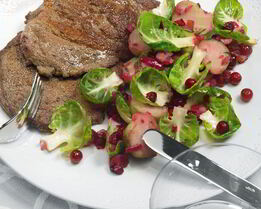 Печень с шалфеем, клюквой и брюссельской капустой