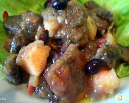 Печень с яблоками и черной смородиной