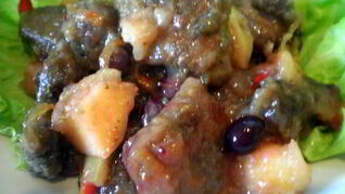 Печень с яблоками и черной смородиной