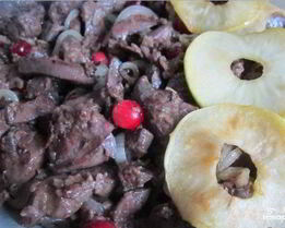 Печень с яблоками в духовке