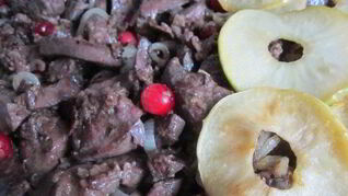 Печень с яблоками в духовке