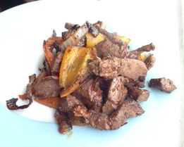 Печень со сладким перцем и беконом