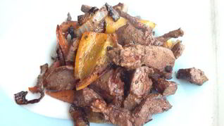 Печень со сладким перцем и беконом