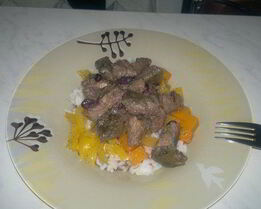 Печень в горшке с черной смородиной и белый рис с овощной поджаркой